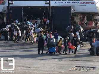 Στον Πειραιά μεταφέρονται άλλοι 125 πρόσφυγες και μετανάστες