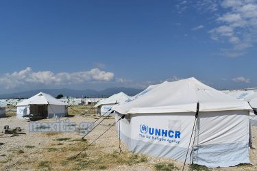 Καβάλα: Πρόσφυγες  κατέβηκαν από τα λεωφορεία και πήγαν για μπάνιο!