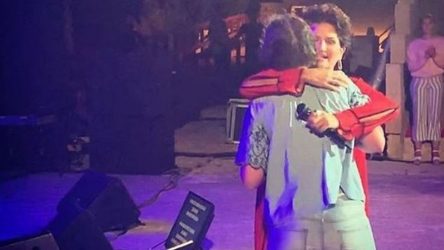 Συγκλονιστικό στιγμιότυπο – 14χρονη που δε μιλά τραγούδησε σε συναυλία της Πρωτοψάλτη (ΒΙΝΤΕΟ)