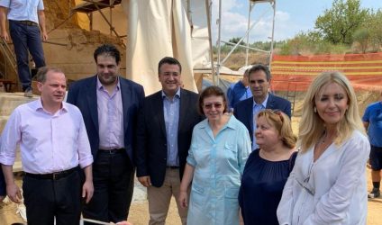 Σέρρες: Η υπουργός Πολιτισμού, Λίνα Μενδώνη στoν Τύμβο Καστά στην Αμφίπολη