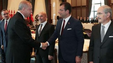 Ο Ερντογάν έβαλε τον Ιμάμογλου να καθίσει σε σπασμένη καρέκλα