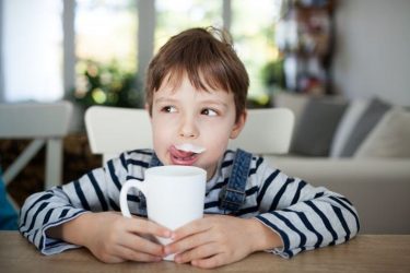 Τα συμπτώματα που δείχνουν ότι έχετε δυσανεξία στη λακτόζη