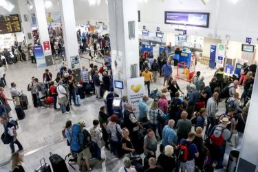Ουρές και αναμονή στα αεροδρόμια Κρήτης και Κέρκυρας
