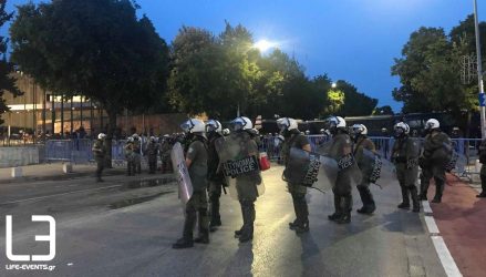 Καταδρομικές επιθέσεις με μολότοφ σε αστυνομικούς των ΜΑΤ στα Εξάρχεια