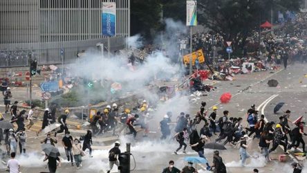 Χονγκ Κονγκ: Xαμός με την αστυνομία και τους αστυνομικούς