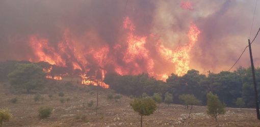 Μαίνεται η φωτιά στα Βίλια – Νέες εκκενώσεις οικισμών