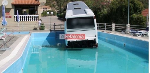 Κεφαλονιά: Λεωφορείο βούτηξε σε πισίνα ξενοδοχείου στα Τραυλιάτα