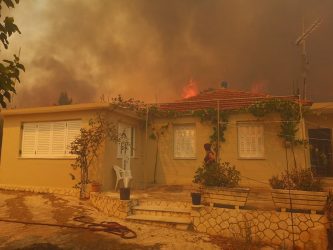 Ζάκυνθος: Η πυρκαγιά έφτασε στο χωριό Κερί