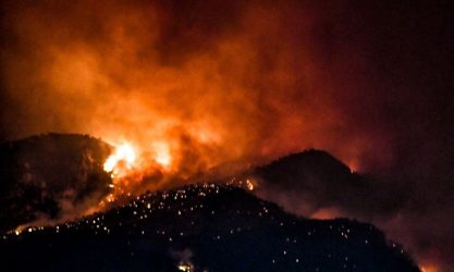 Συνεχίζεται η φωτιά στο Λουτράκι – Εναέρια βοήθεια τις τελευταίες ώρες