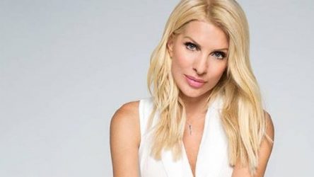 Η Ελένη Μενεγάκη ποζάρει στο άδειο καμαρίνι της (ΦΩΤΟ)