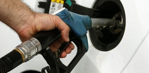 «Ανάσα» για τους καταναλωτές η σημαντική υποχώρηση των τιμών στα καύσιμα