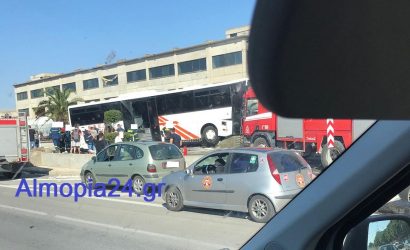 EKTAKTO: Λεωφορείο του ΚΤΕΛ εξετράπη της πορείας του έξω από τη Θεσσαλονίκη, πολλοί τραυματίες (ΦΩΤΟ)