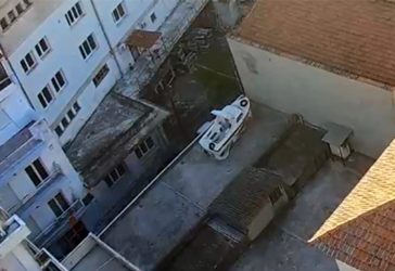 «Πάρκαραν» τη βάρκα τους σε ταράτσα οικοδομής στο κέντρο της Καβάλας (ΦΩΤΟ)