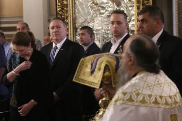 Ο Αμερικανός ΥΠΕΞ με την Ορθόδοξη σύζυγό του στη Μητρόπολη Αθηνών