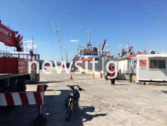 Αγωνία για γυναίκα οδηγό: Επεσε στη θάλασσα με το αυτοκίνητο και δεν τη βρίσκουν
