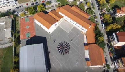 Μαθητές στα Γρεβενά σχημάτισαν με τα σώματά τους τον Ηλιο της Μακεδονίας (ΒΙΝΤΕΟ)