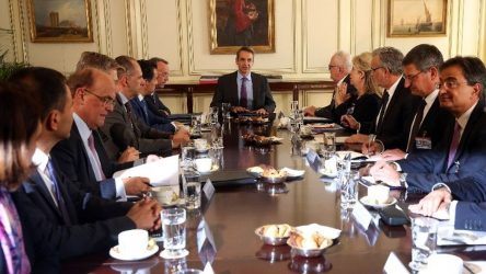 Τι είπαν οι τραπεζίτες στον πρωθυπουργό για τις έξτρα χρεώσεις