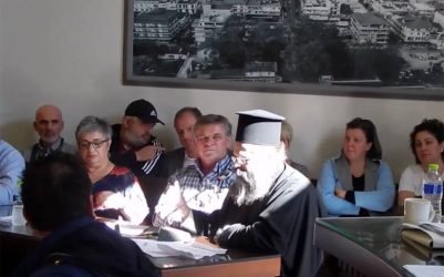 Εντονες αντιδράσεις στο ενδεχόμενο μεταφοράς προσφύγων και μεταναστών – Απειλές ότι θα βγουν καραμπίνες (ΒΙΝΤΕΟ)