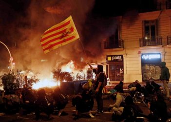 Εκατοντάδες οι τραυματίες στη Βαρκελώνη μετά τις ταραχές