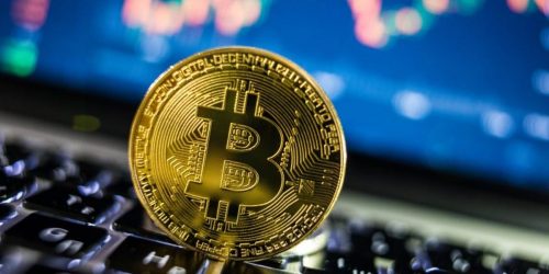 Bitcoin: Αλμα σε υψηλά τριμήνου πάνω από τα 48000 δολάρια