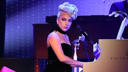 Απίθανη βουτιά της Lagy Gaga από την σκηνή (ΒΙΝΤΕΟ)