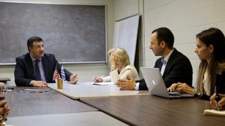 Με τον γερουσιαστή της Καλιφόρνια και μέλη του Ελληνοαμερικανικού Συμβουλίου συναντήθηκε ο Απ. Τζιτζικώστας
