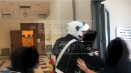 Κέρκυρα: Γιούχαραν τον ιερέα που κατηγορείται για ασέλγεια σε ανήλικη (ΒΙΝΤΕΟ)