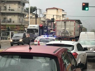 Σύγκρουση νταλίκας με ΙΧ στα Διαβατά – Ουρά χιλιομέτρων (ΦΩΤΟ)