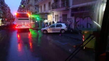 Τρελή πορεία ΙΧ στο κέντρο της Θεσσαλονίκης: Χτύπησε όχημα και μηχανή – Ο οδηγός διέφυγε (ΦΩΤΟ)