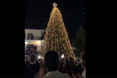 Φωταγωγήθηκε το πρώτο χριστουγεννιάτικο δέντρο στον Ταξιάρχη Χαλκιδικής (ΒΙΝΤΕΟ)