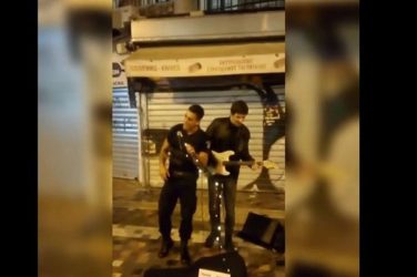 Αστυνομικός τραγουδούσε μαζί με πλανόδιο στο Μοναστηράκι! (ΒΙΝΤΕΟ)