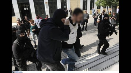 Προφυλακιστέα τα μέλη της οργάνωσης «Επαναστατική Αυτοάμυνα» – Αρνούνται τις κατηγορίες