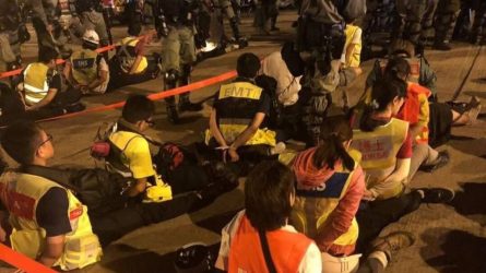 Συνέλαβαν πάνω από 50 διαδηλωτές επειδή έβγαιναν από το Πολυτεχνείο στο Χονγκ Κονγκ