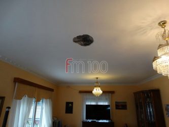 Κεραυνός άνοιξε… τρύπα σε οροφή σπιτιού!