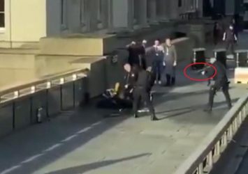 Σοκαριστικό βίντεο με την αστυνομία να πυροβολεί τον δράστη στο Λονδίνο (ΒΙΝΤΕΟ)