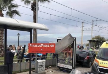 Αυτοκίνητο έπεσε πάνω σε στάση λεωφορείου