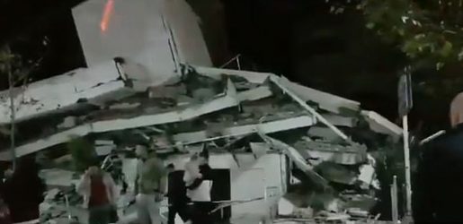 Αλβανία: Ελληνας ομογενής ψάχνει στα συντρίμμια συγγενείς του (ΒΙΝΤΕΟ)
