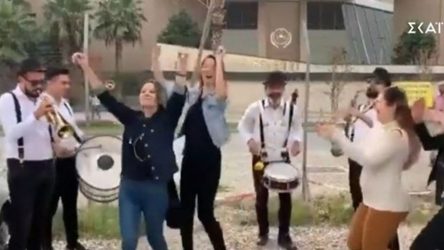 Πήρε διαζύγιο και έστησε γλέντι έξω από το δικαστήριο (ΒΙΝΤΕΟ)