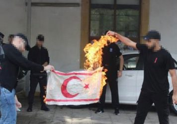 Η Αγκυρα κατηγορεί Ελλάδα και Κύπρο για κάψιμο τουρκικής σημαίας