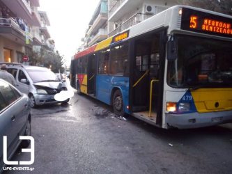 Θεσσαλονίκη: Λεωφορείο έπεσε σε κολόνα, συγκρούστηκε με άλλο αστικό και κατέληξε σε περίφραξη