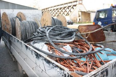 Έκοψαν με τσεκούρι καλώδια χαλκού και τα άρπαξαν