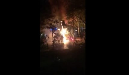 Στις φλόγες και πάλι το χριστουγεννιάτικο δέντρο στα Εξάρχεια (ΒΙΝΤΕΟ)