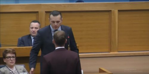 Επεσαν χαστούκια στο Κοινοβούλιο της Βοσνίας (ΒΙΝΤΕΟ)