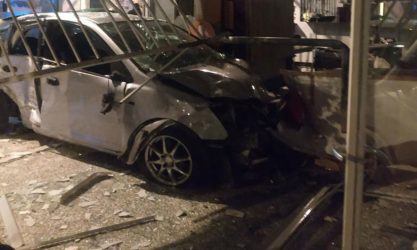 Ξέφρενη πορεία ΙΧ – Χτύπησε τρία οχήματα και καρφώθηκε σε καθαριστήριο (ΒΙΝΤΕΟ)