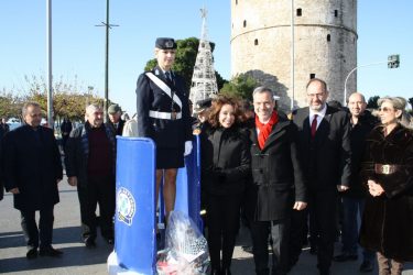 Με δώρα γέμισε το βαρέλι της Τροχαίας στο Λευκό Πύργο (ΦΩΤΟ)