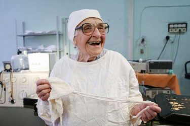 Απεβίωσε η Ρωσίδα χειρούργος που μέχρι τα 89 της έκανε χειρουργεία