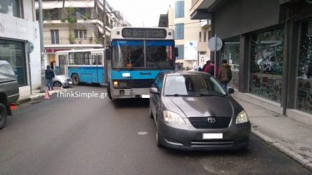 Κυκλοφοριακό «χάος» στον Εύοσμο – Οδηγοί διπλοπάρκαραν και μπλόκαραν τα λεωφορεία (ΦΩΤΟ)