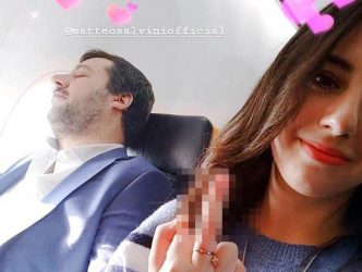 «Χαμός» με νεαρή στην Ιταλία: Ύψωσε το μεσαίο δάχτυλο στον… κοιμώμενο Σαλβίνι! (ΦΩΤΟ)