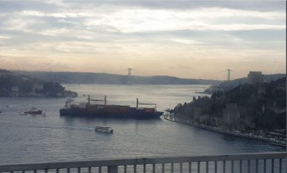 ΤΩΡΑ: Πλοίο προσέκρουσε στις ακτές του Βοσπόρου!