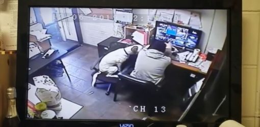 Απίθανη αντίδραση σκύλου για να καθίσει δίπλα στο αφεντικό του! (ΒΙΝΤΕΟ)